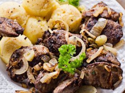 Wątróbkę robię po wenecku. Ma przystępny smak i miękką konsystencję
