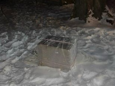 Balon zawisł na drzewie w Białymstoku. Policja zabezpieczyła paczkę