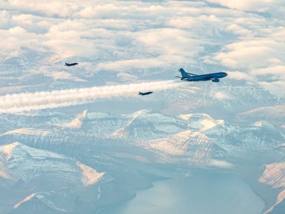 Duńskie myśliwce i francuski tankowiec nad Grenlandią. 