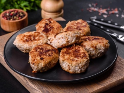 Odkąd sąsiadka zdradziła mi ten sposób, moje kotlety są zawsze soczyste. Wystarczy 1 składnik