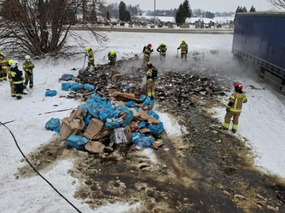Pożar makulatury w śmieciarce w Panieńszczyźnie. Szybka akcja strażaków z Lublina i gminy Jastków