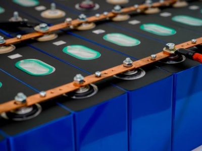 Baterie LFP vs NMC – dlaczego tańsza technologia podbija rynek aut elektrycznych?