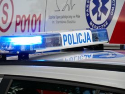 Kierująca Cuprą uderzyła w drzewo, trafiła do szpitala