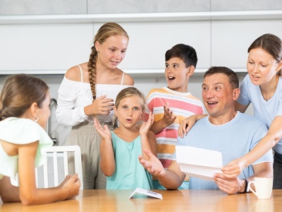 Jakie świadczenia przysługują rodzinom z trójką dzieci? Pełna lista