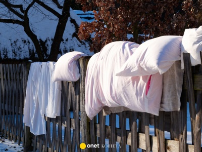 Jak długo wietrzyć pościel na mrozie? Poduszki i kołdry znów są sprężyste, roztocza giną