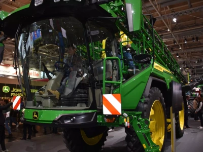 Koniec z kabiną? John Deere pokazuje opryskiwacz bez operatora