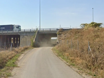 Francuski napad na dwa zestawy z elektroniką – złodzieje z siekierami i trasa pod wiadukt