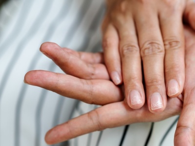 Mało kto łączy to z paznokciami. A to częsty sygnał niedoborów i zaburzeń