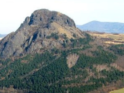 Stoi samotnie, jakby nie pasowała do reszty. Natura stworzyła ją miliony lat temu