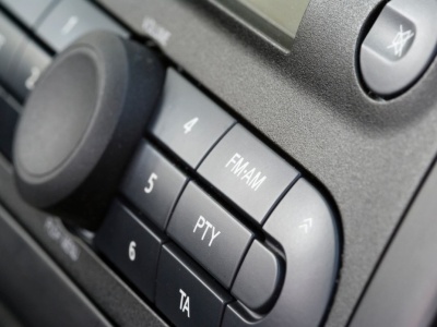 Widzisz ten przycisk w swoim radiu? Mało kto wie, do czego służy