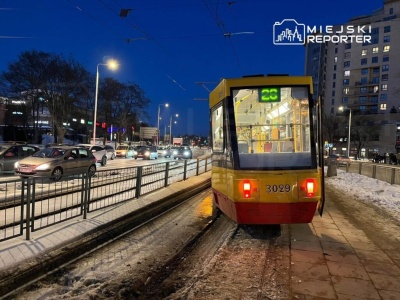 Wykolejenie tramwaju na Rondzie AK Radosław. Skład zawisł na przystanku tramwajowym