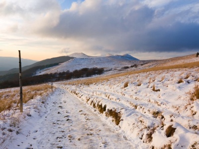 Rzuć wszystko i wyjedź w Bieszczady albo do polskiej pustelni. Gdzie jechać zimą na weekend?