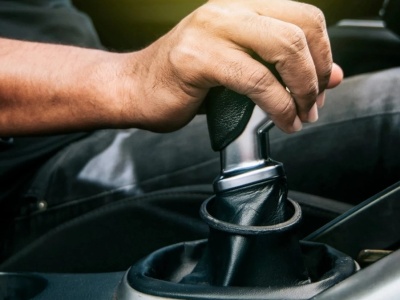 Mandat za hamowanie silnikiem. System już działa, kierowcy wpadają w pułapkę