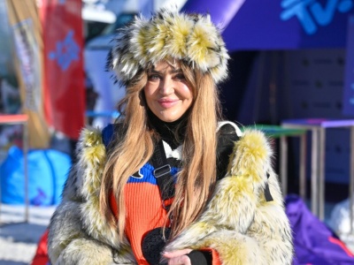 Agnieszka Kotońska w ultra krótkim futerku, ale uwagę przyciąga ta czapka. Nie do wiary co stało się przed kamerą!