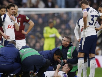 Dramatyczne sceny na boisku. Piłkarzowi podano tlen. Trybuny zamilkły
