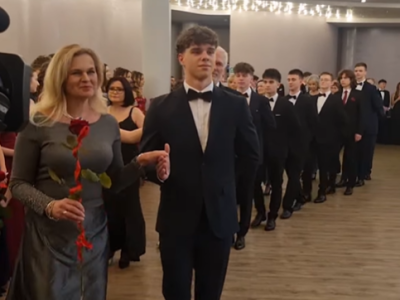 Minister edukacji i łódzki kurator oświaty zatańczyli na studniówce XXXII LO w Łodzi