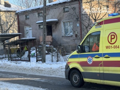 Wstrząsające odkrycie w Ursusie. Na łóżkach leżały dwa zamarznięte ciała