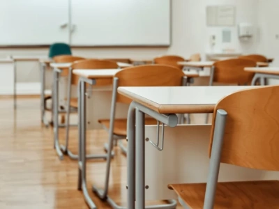 Atak na nauczycielkę podczas lekcji. Nastolatek rzucił w nią krzesłem