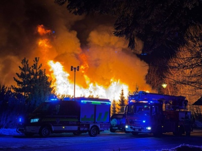 Gigantyczny pożar lokalu gastronomicznego. 100 osób ewakuowanych, 23 zastępy w akcji (Galeria)