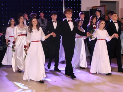 Między młodzieńczą beztroską a dojrzałością. Studniówka II LO