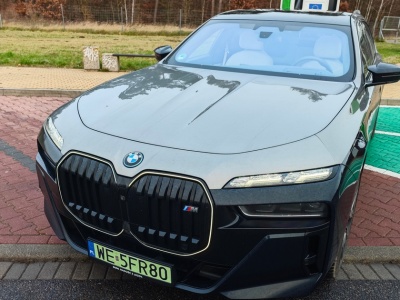 Z Warszawy nad Bałtyk. Przejechałem Polskę topowym elektrykiem BMW