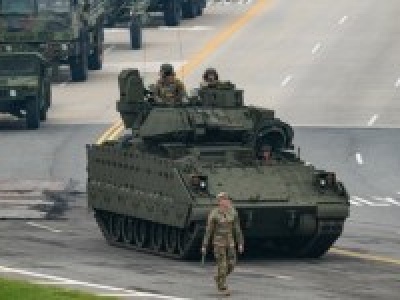 Wozy bojowe Bradley i czołgi Abrams. Trump gromadzi siły na Bliskim Wschodzie