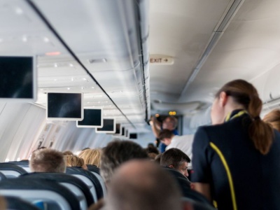 Wielu pasażerów boi się nacisnąć ten przycisk. Była stewardessa zdradza, do czego naprawdę służy