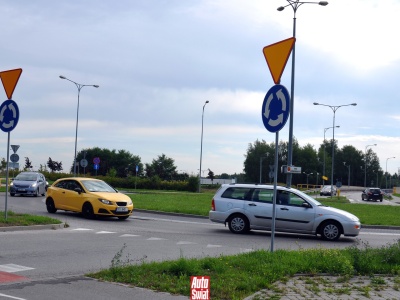 Czy trzeba włączać lewy kierunkowskaz podczas skrętu w lewo na rondzie? Wyrok sądu