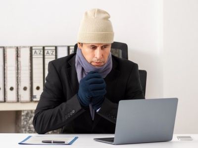 W biurze jest zbyt zimno? Sprawdź, w jakiej temperaturze możesz odmówić pracy