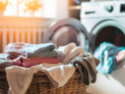 Jak przywrócić biel ubraniom? Ten babciny trik nie ma sobie równych