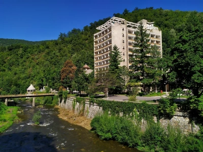 Opuszczony hotel z widokiem na piękne góry. Kiedyś był perłą polskiego uzdrowiska