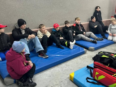 Młodzi strażacy uczą się ratować życie. Kolejna zbiórka MDP Paszyn z praktycznym szkoleniem