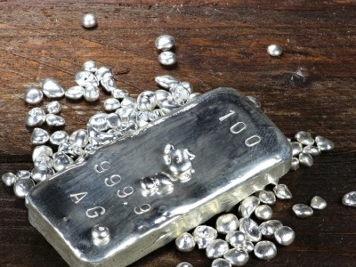 Złoto w cieniu srebra. Czekanie na panikę, która podbije cenę ”księżycowego metalu”