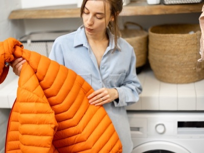Tak wypierzesz puchową kurtkę w domu. Będzie świeża, pachnąca i nadal ciepła