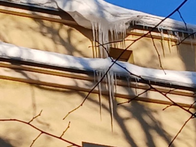 Sople i zwały śniegu na dachach realnym zagrożeniem dla pieszych. Obowiązki właścicieli i zasady bezpieczeństwa