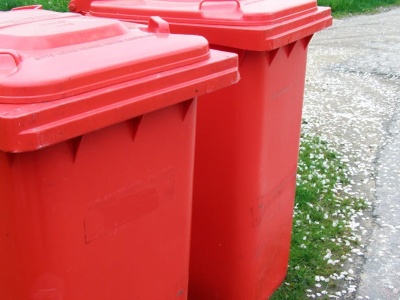 Nowe czerwone pojemniki na odpady już stoją w miastach. Sprawdź, co możesz do nich wrzucić