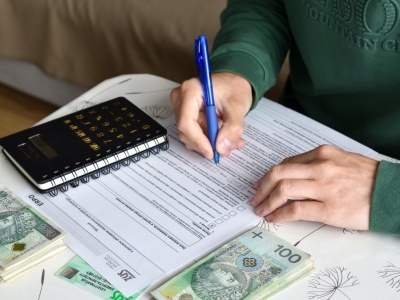 Prosty wniosek do ZUS i emeryt zyskuje kilkaset złotych. Kiedy to możliwe?