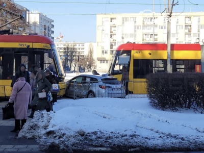 Auto wjechało pod tramwaj na Pradze. Zablokowany ruch tramwajów