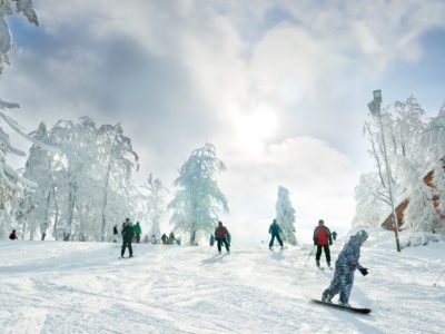 Na trasach narciarskich tłumy, w dolinach smog. Ferie 2026 w polskich górach czas start