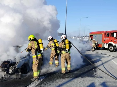 Pożar samochodu na S7. Kłęby dymu widoczne z daleka