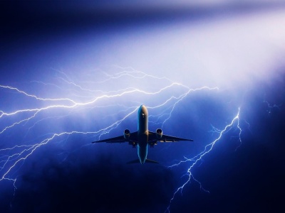 Czy samolot jest bezpieczny podczas burzy? Piloci rozwiewają wątpliwości