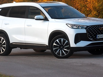 Chery Tiggo 8 ma ekran z laptopa, siedem miejsc i zaskakuje ceną