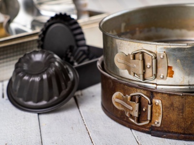 Dlaczego twoje ciasta przypalają się od spodu? Winny może być... kolor blachy