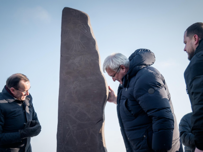 Wikingowie a Ruś Kijowska. Ministrowie spraw zagranicznych Ukrainy i Norwegii odsłonili kamień runiczny nad Dnieprem