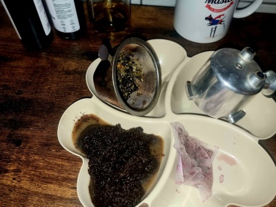 Zielona pomyłka. Gdzie wyrzucić fusy po kawie i herbacie? Przez nie bioodpady stają się bezwartościowe