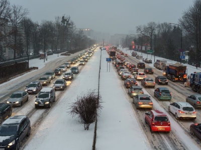 Nawet jeśli jedziesz przepisowo, możesz dostać mandat. Ten błąd kierowcy kosztuje coraz więcej
