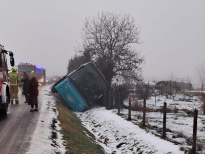Autobus w rowie, ciężarówka uderzyła w drzewo! Apel policji do kierowców: zachowajcie ostrożność!