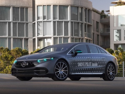 Mercedes wprowadza na rynek nowy kolor świateł. Będą turkusowe