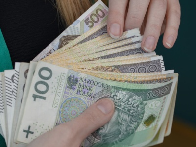 Trzy dodatkowe wypłaty dla etatowców. Pracodawca ma obowiązek zapłacić