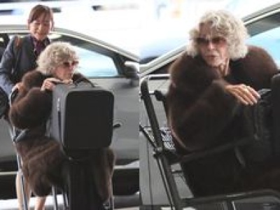 Jane Fonda porusza się na WÓZKU INWALIDZKIM. Mimo niedyspozycji ruchowej 88-latka wciąż zachwyca elegancją (ZDJĘCIA)